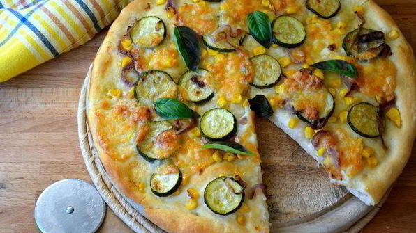 пицца летняя с цукини и кукурузой