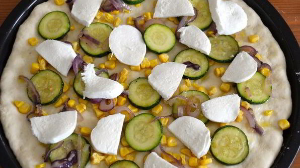 пицца летняя с цукини и кукурузой