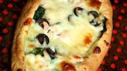 Пицца-лодочка с креветками и шпинатом