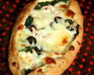 Пицца-лодочка с креветками и шпинатом