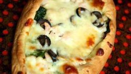 Пицца-лодочка с креветками и шпинатом