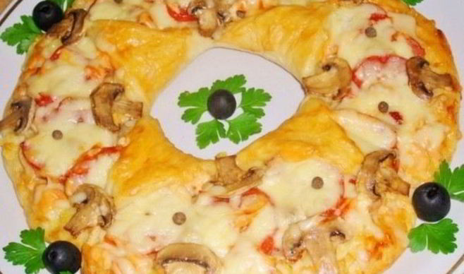 Пицца Рождественский венок с соусом энчилада