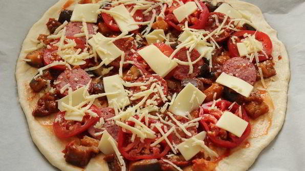 пицца с баклажанами и сыром джюгас