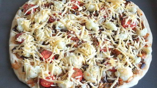 пицца с баклажанами и цветной капустой