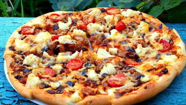 пицца с баклажанами и цветной капустой