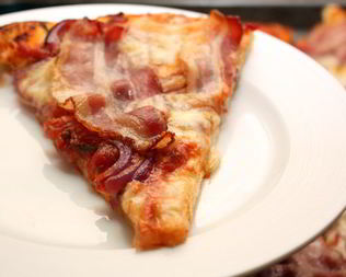 Пицца с беконом