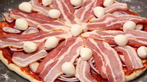 пицца с беконом