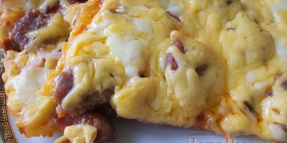 Рецепт пицца с домашними колбасками, салями, беконом, моцареллой, твердым сыром и зеленью на тонкой основе