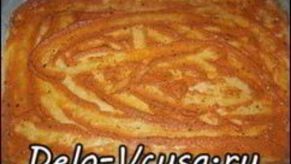 пицца с домашними колбасками, салями, беконом, моцареллой, твердым сыром и зеленью на тонкой основе