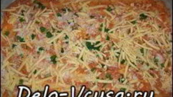 пицца с домашними колбасками, салями, беконом, моцареллой, твердым сыром и зеленью на тонкой основе