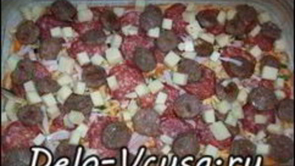 пицца с домашними колбасками, салями, беконом, моцареллой, твердым сыром и зеленью на тонкой основе