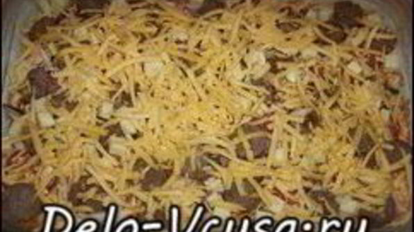 пицца с домашними колбасками, салями, беконом, моцареллой, твердым сыром и зеленью на тонкой основе