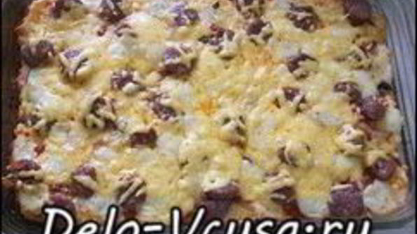 пицца с домашними колбасками, салями, беконом, моцареллой, твердым сыром и зеленью на тонкой основе