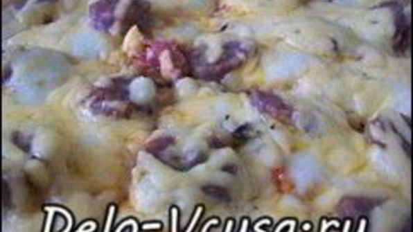 пицца с домашними колбасками, салями, беконом, моцареллой, твердым сыром и зеленью на тонкой основе