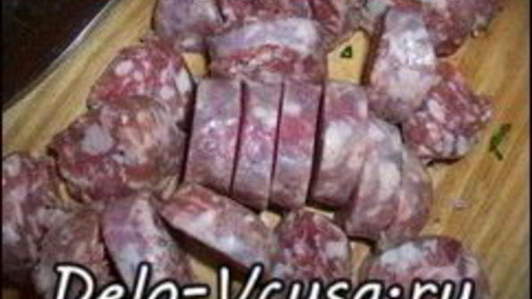 пицца с домашними колбасками, салями, беконом, моцареллой, твердым сыром и зеленью на тонкой основе