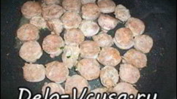 пицца с домашними колбасками, салями, беконом, моцареллой, твердым сыром и зеленью на тонкой основе