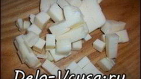 пицца с домашними колбасками, салями, беконом, моцареллой, твердым сыром и зеленью на тонкой основе