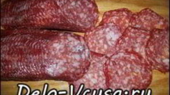 пицца с домашними колбасками, салями, беконом, моцареллой, твердым сыром и зеленью на тонкой основе