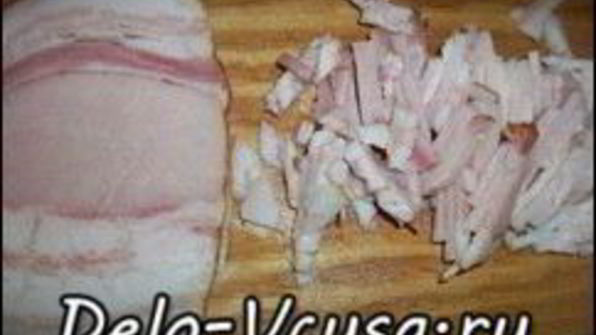 пицца с домашними колбасками, салями, беконом, моцареллой, твердым сыром и зеленью на тонкой основе