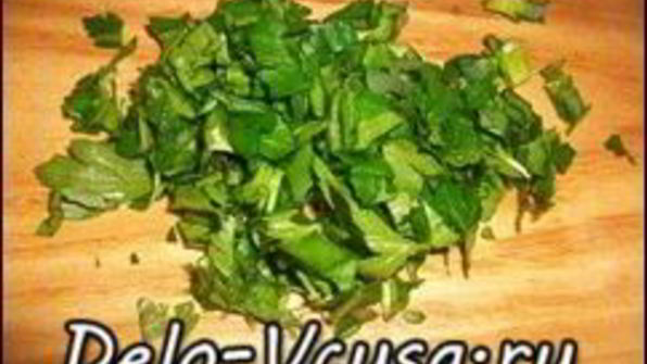 пицца с домашними колбасками, салями, беконом, моцареллой, твердым сыром и зеленью на тонкой основе