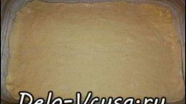 пицца с домашними колбасками, салями, беконом, моцареллой, твердым сыром и зеленью на тонкой основе