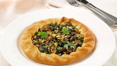 Пицца с изюмом и кедровыми орешками