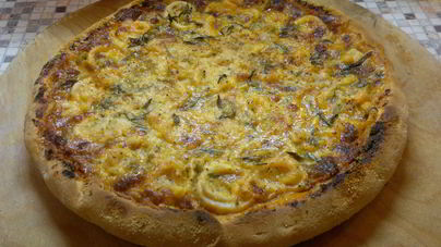 Пицца с кальмарами и креветками на тонком тесте из дву сортов муки