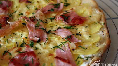 Пицца с картошкой и копченой ветчиной