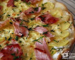 Пицца с картошкой и копченой ветчиной