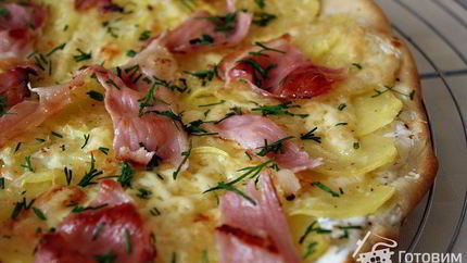 Пицца с картошкой и копченой ветчиной