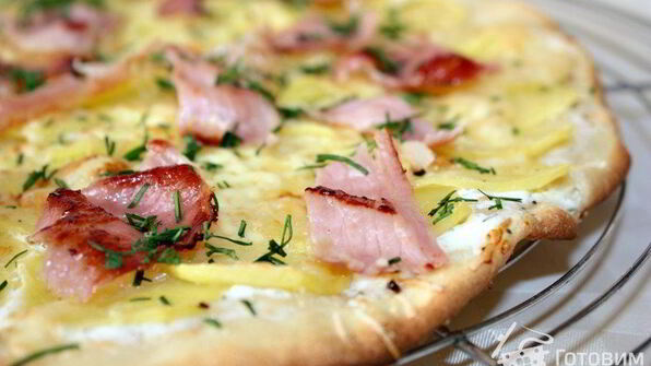 пицца с картошкой и копченой ветчиной