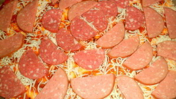 пицца с колбасой и оливками