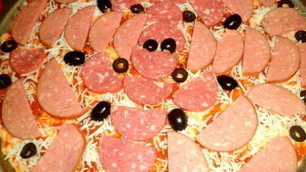 пицца с колбасой и оливками