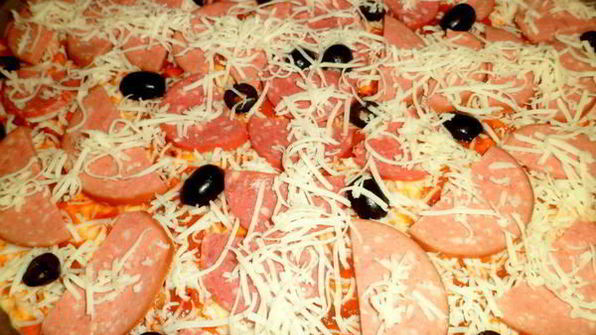 пицца с колбасой и оливками