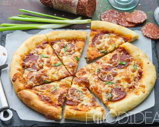 Пицца с колбасой и сыром