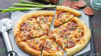 Пицца с колбасой и сыром