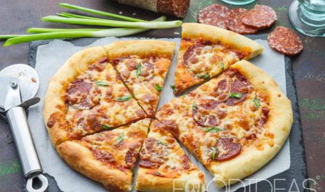 Пицца с колбасой и сыром