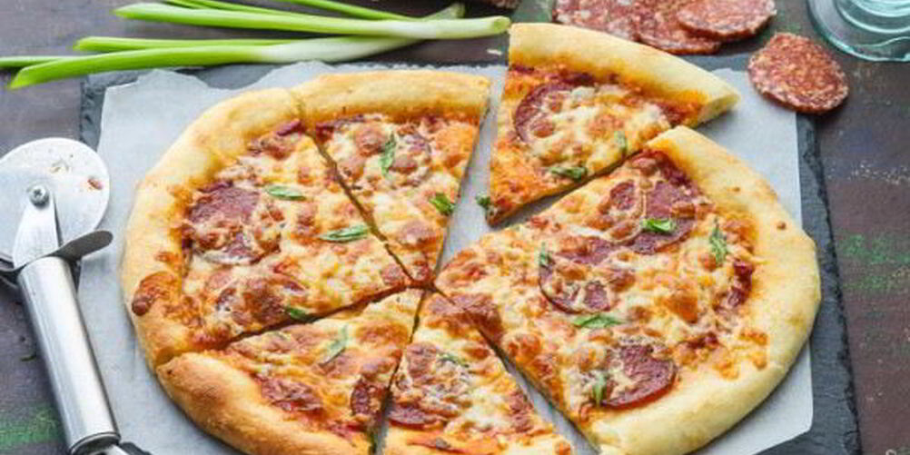 Рецепт пицца с колбасой и сыром