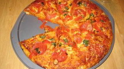 Пицца с колбасой