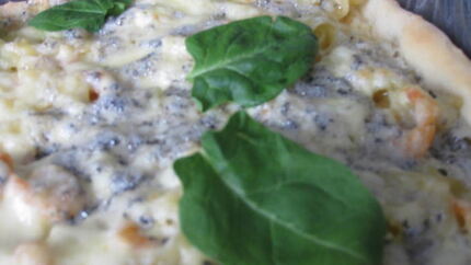 Пицца с креветками и макаронами