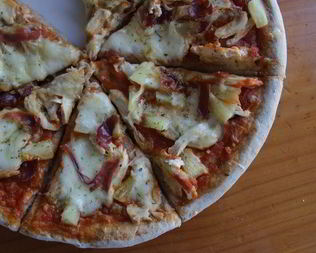 Пицца с курицей и анансами