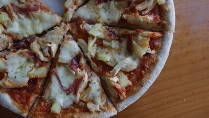 Пицца с курицей и анансами