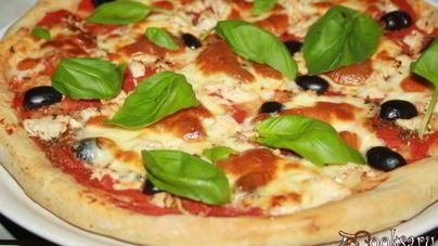 Пицца с курицей и маслинами