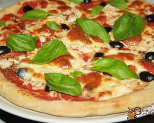 Пицца с курицей и маслинами