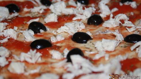 пицца с курицей и маслинами