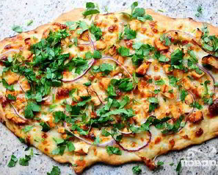 Пицца с курицей и сыром