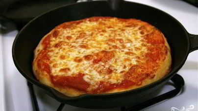 Пицца с курицей на сковороде