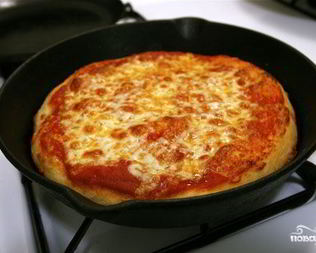 Пицца с курицей на сковороде