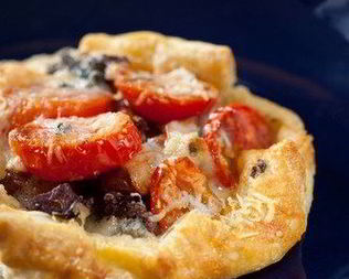 Пицца с луком и сыром