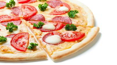 Пицца с моцареллой и колбасой